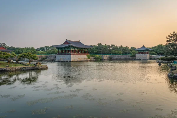 Dos pabellones del Palacio de Donggung y el Estanque Wolji — Foto de Stock