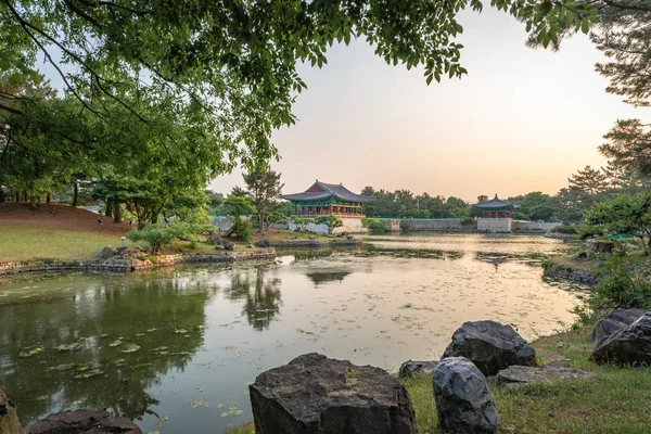 Vista enmarcada de un pabellón del Palacio de Donggung y el Wolji — Foto de Stock