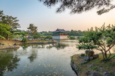 Donggung Sarayı ve Wolji bir pavyon çerçeveli görünümü