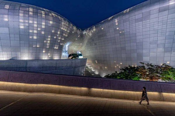 Passersby e detalhe da praça de design Dongdaemun uma noite — Fotografia de Stock