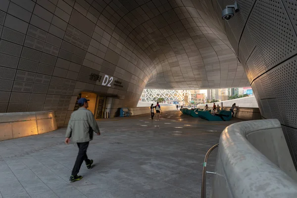 Eingang des Dongdaemun Design Plaza bei Sonnenuntergang — Stockfoto