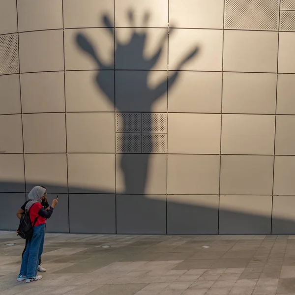 Visitors pausing in front of the shadow of a sculpture — Stock Photo, Image