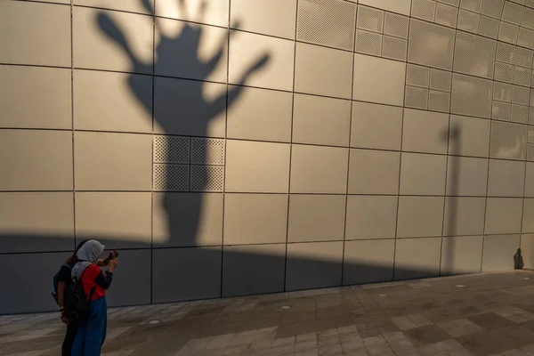 Visitors pausing in front of the shadow of a sculpture — Stock Photo, Image