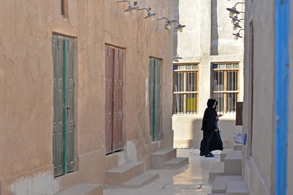 와크라 수크에서 아바야를 입은 카타르 여성 한 명 — 스톡 사진