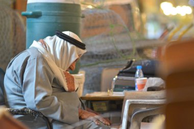 Eski Katar adam, Doha Souq Wakif bir kafede bir masada uyuyor