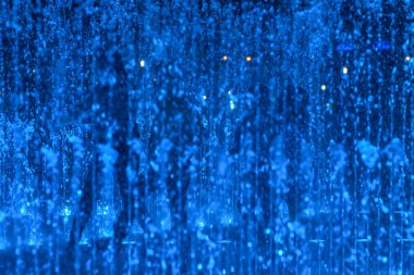 Mavi arka planda birden fazla su jeti