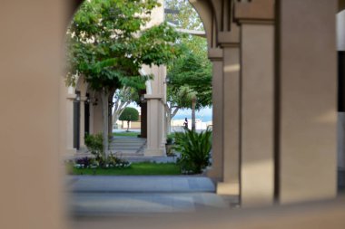 Katara Kültür Köyü'nde deniz kıyısında yürüyen ler