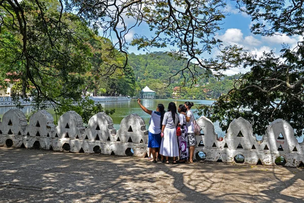 Sri Lanka'nın Kandy Gölü sahilinde selfie çeken bir grup kadın