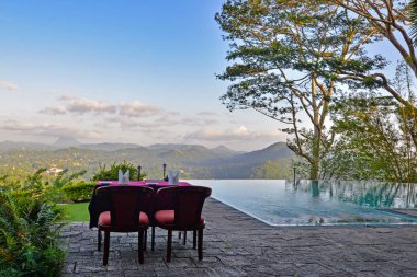 Manzaralı açık yemek masası, Sri Lanka