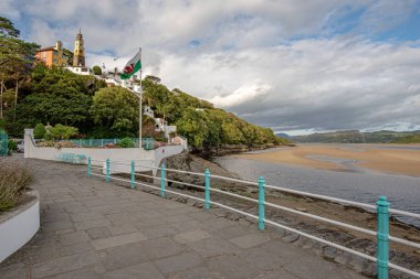 Portmeirion köyü ve sahil şeridi manzarası.