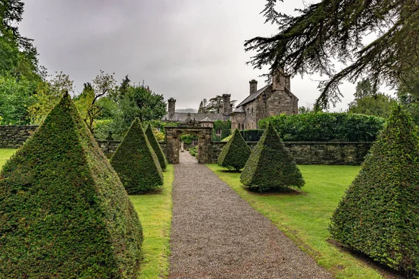 Gwydir Kalesi ile yol ve porsuk topiaries