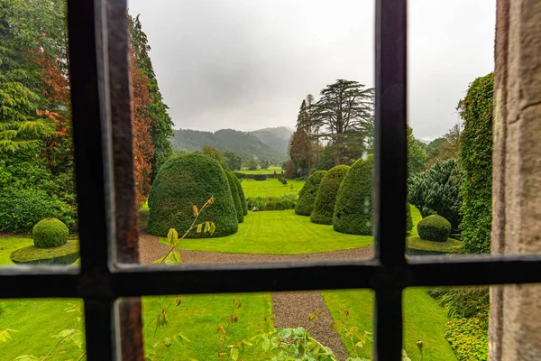 Pohled z vnitřku středního trávníku hradu Gwydir — Stock fotografie