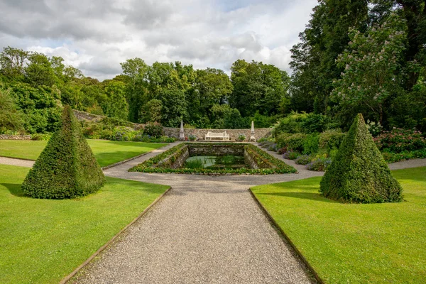 Rectangular pond of the Plas Cadnant formal garden — Stock Photo, Image