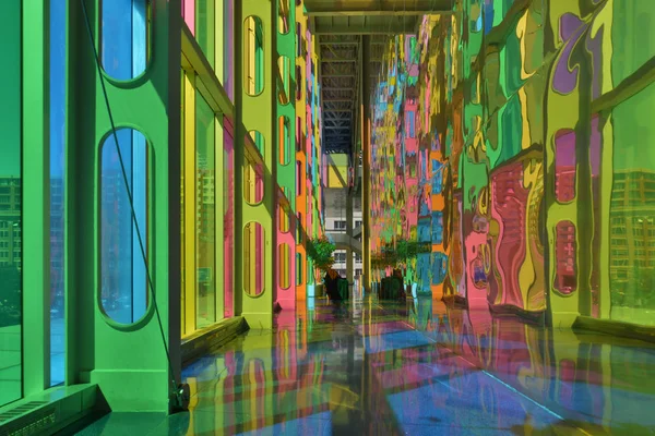 蒙特利尔会议中心内五颜六色的彩色玻璃，C — 图库照片
