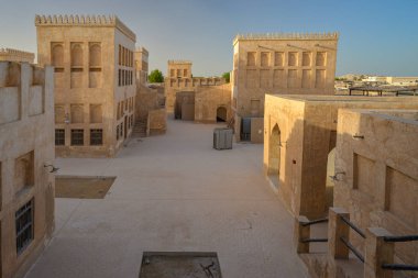 Souq Wakrah'ın alacakaranlıkta çeşitli binaları, Katar