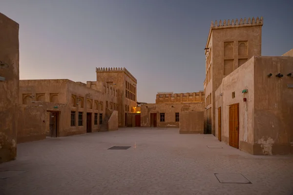 Různé budovy súk Wakrah za soumraku, Katar — Stock fotografie