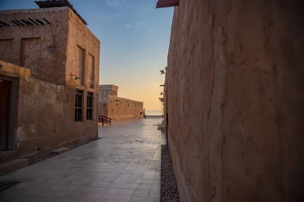 바닷가 산책로로 이어지는 골목, 카타르 — 스톡 사진