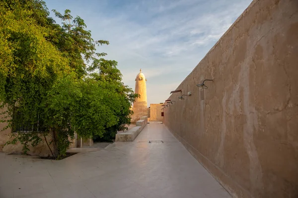 Ulička vedoucí ke staré mešitě Katar — Stock fotografie