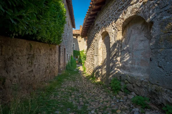 小石で舗装された狭い路地、ペルージュ、フランス — ストック写真