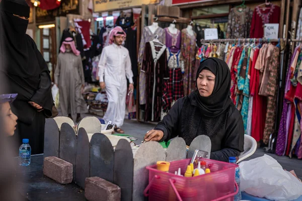 Asyalı müslüman kadın krep hazırlanıyor, Souq Wakif, Doha