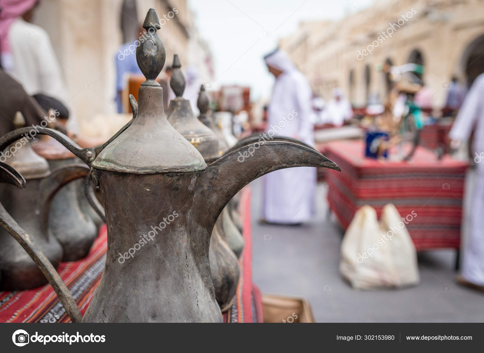 Jarra de café árabe tradicional, Souq Wakif, Doha — Foto editorial de