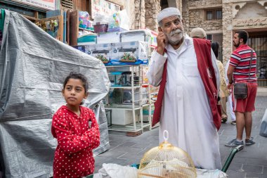 Genç kız kostümcü ve hamal, Souq Wakif, Doha