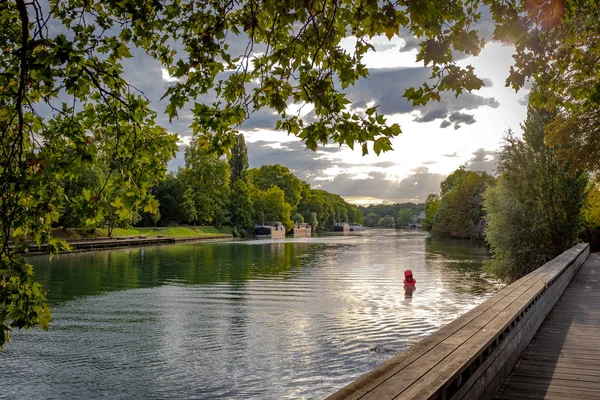 Belle fin d'après-midi sur la rivière Marne, France — Photo