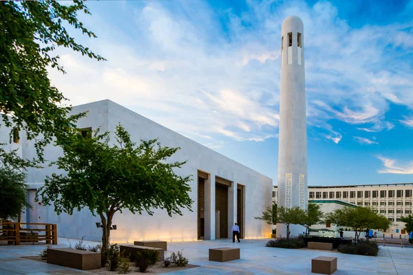 Akşam ın erken saatlerinde Msheireb camii, Doha, Katar 