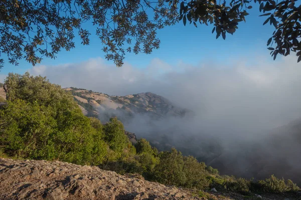 Widok na góry i przychodzące mgła w pobliżu opactwa Montserrat, mar — Zdjęcie stockowe