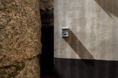 Sartene dar bir sokakta bir posta kutusu, Korsika, Fransa