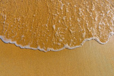 Altın kum üzerinde küçük dalga, Korsika, Fransa 