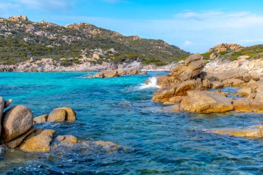 Bruzzi patikası üzerindeki granit kaya oluşumları, Korsika, Fransa