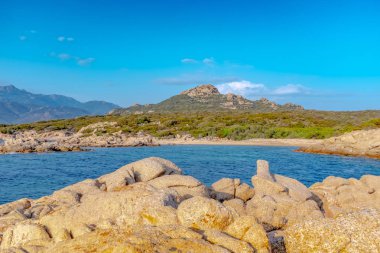 Rock tepe ve Bruzzi izi, Korsika üzerinde kumlu bir plaj tepesinde,