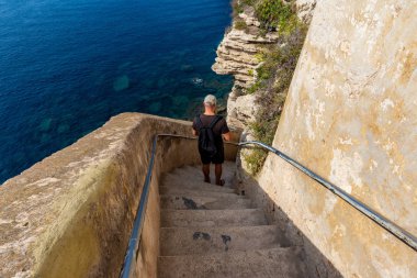 Kral Aragon merdivenlerini aşağı inen ziyaretçi. Bonifacio, Fransa
