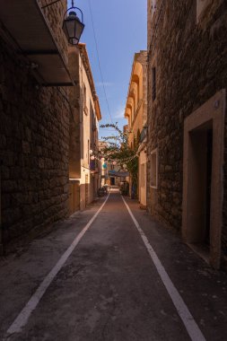 Porto-Vecchio, F tarihi merkezinde boş dar sokak