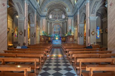 Üç kişi St John Baptist kilise içinde oturma 