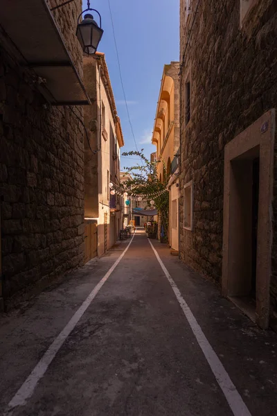 Calle estrecha vacía en el centro histórico de Porto-Vecchio, F —  Fotos de Stock