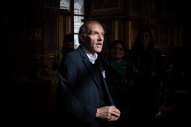 Fontainebleau kalesinin içinde konuşan bir rehber.