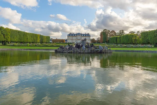 Estanque y estatuas con el Castillo al final de la perspectiva , —  Fotos de Stock