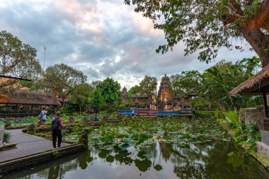 Ubud, Bali, Endonezya - 10 Mayıs 2018: Alacakaranlıkta Ubud su sarayı, bazı turistlerle