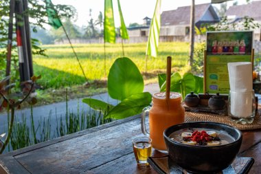 Ubud, Bali ve Endonezya 'nın olmadığı pirinç tarlalarına bakan bir restoranda sağlıklı bir kahvaltı sunuluyor.