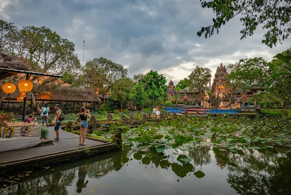 Ubud, Bali, Endonezya - 10 Mayıs 2018: Alacakaranlıkta Ubud su sarayı, bazı turistlerle