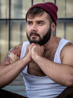 Dövmeli genç Fransız sakallı adam, Paris, Fransa 'da doğal ışıkla dışarı çıkarıldı.