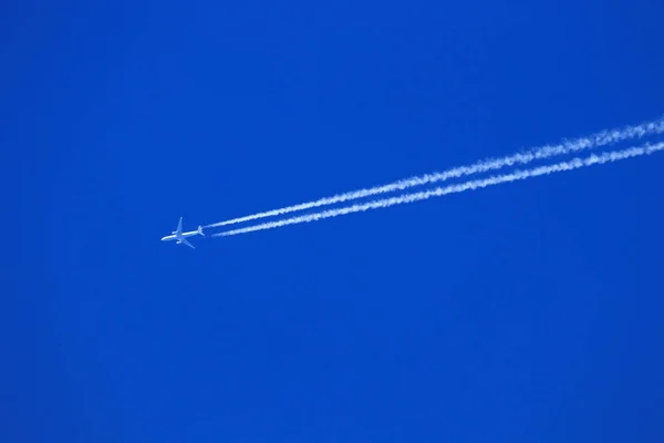 Samolot Dwóch Śledzenia Chemtrails Lub Kondensatu Błękitem Nieba Wysoko Powietrze — Zdjęcie stockowe