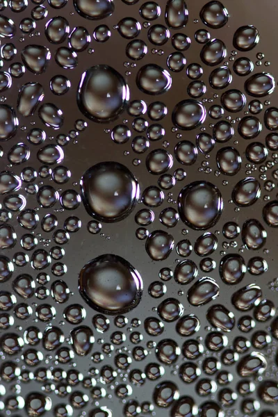Große Und Kleine Wassertropfen Auf Glas Vor Dunklem Hintergrund — Stockfoto