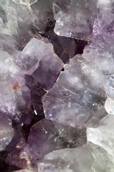从非常近的地方看到紫色的紫水晶晶体 — 图库照片