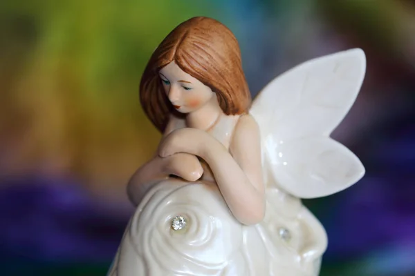 Porcelánová Figurína Přírodního Skřítka Křídly Barevném Pozadí — Stock fotografie
