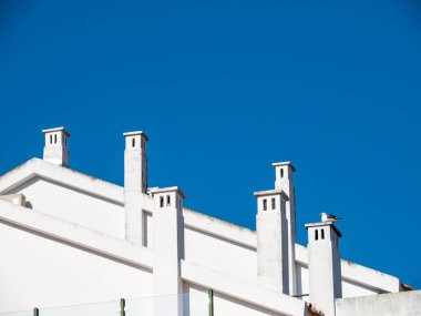 Tipik Portekizce mimari ayrıntılı olarak şehir Alvor, Portekiz