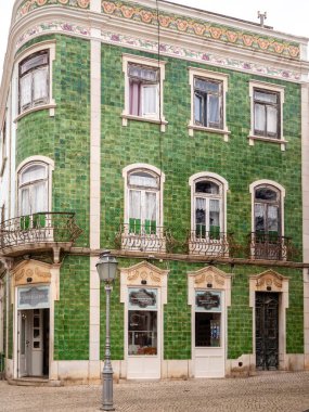 Luis de Camoes meydanında bina tipik Portekizce döşemeleri ile dekore edilmiştir. Lagos, Algarve, Portekiz