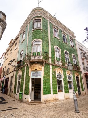 Luis de Camoes meydanında bina tipik Portekizce döşemeleri ile dekore edilmiştir. Lagos, Algarve, Portekiz
